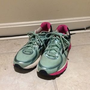 Brooks GTS 16 Women's Running Sneaker